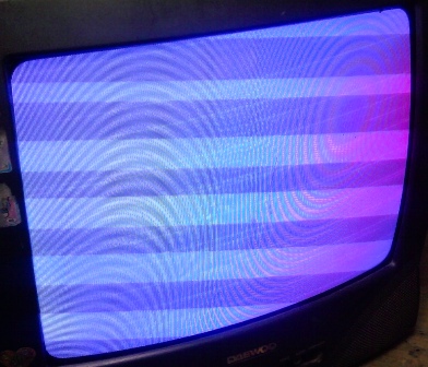 Falla en TV Daewoo modelo DTQ-14V1FS pantalla azul con líneas de retraso